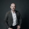 En profilbild av fastighetsmäklare Johan Pålsson