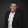 En profilbild av fastighetsmäklare Johan Ekenstam