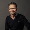 En profilbild av fastighetsmäklare Patrick Magiera