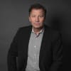 En profilbild av fastighetsmäklare Peter Hedbeck