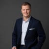 En profilbild av fastighetsmäklare Stefan Larsson