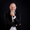 En profilbild av fastighetsmäklare Thomas Thim