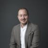 En profilbild av fastighetsmäklare Rasmus Wickell