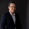 En profilbild av fastighetsmäklare Robert Porander