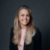 En profilbild av fastighetsmäklare Lovisa Tjernberg