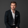 En profilbild av fastighetsmäklare Jesper Danielsson