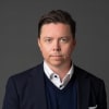En profilbild av fastighetsmäklare Lars Nordensvärd