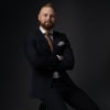 En profilbild av fastighetsmäklare Robin Tångring