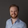 En profilbild av fastighetsmäklare Johan Hofny