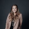 En profilbild av fastighetsmäklare Michaela de Gooyert