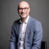 En profilbild av fastighetsmäklare Jörgen Ivarsson