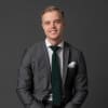 En profilbild av fastighetsmäklare Stefan Engroos