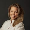 En profilbild av fastighetsmäklare Caroline Magiera