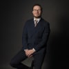 En profilbild av fastighetsmäklare Joel Andersson