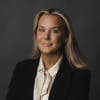 En profilbild av fastighetsmäklare Sanna Stenholm