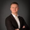 En profilbild av fastighetsmäklare Victor Samuelsson