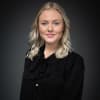 En profilbild av fastighetsmäklare Evelina Levin