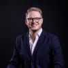 En profilbild av fastighetsmäklare Johan Andersson