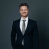 En profilbild av fastighetsmäklare Mateusz Samuelsson