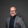 En profilbild av fastighetsmäklare Patrik Dübbel Hellberg