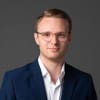 En profilbild av fastighetsmäklare Sebastian Lindberg