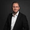 En profilbild av fastighetsmäklare Philip Ivarsson