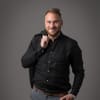 En profilbild av fastighetsmäklare Christoffer Johansson