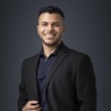En profilbild av fastighetsmäklare Nima Mohammadi