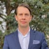 En profilbild av fastighetsmäklare Johan W Karlsson