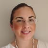 En profilbild av fastighetsmäklare Johanna Karlsson