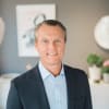 En profilbild av fastighetsmäklare Marcus Ekström