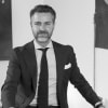 En profilbild av fastighetsmäklare Daniel Löfberg