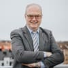En profilbild av fastighetsmäklare Arne Gustafsson