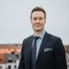 En profilbild av fastighetsmäklare Henrik Gustafsson