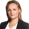 En profilbild av fastighetsmäklare Emmi Englund
