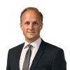 En profilbild av fastighetsmäklare Gabriel Augustsson