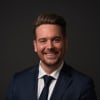 En profilbild av fastighetsmäklare Robin Zetterström