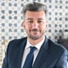 En profilbild av fastighetsmäklare Mohammad Schütt Salimzadeh