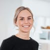 En profilbild av fastighetsmäklare Emelie Rågfeldt