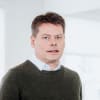 En profilbild av fastighetsmäklare Hans Lundgren