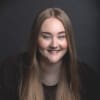En profilbild av fastighetsmäklare Amanda Bremer Andersson
