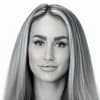 En profilbild av fastighetsmäklare Ulrika Biewald