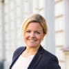 En profilbild av fastighetsmäklare Annika Rosenberg