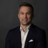 En profilbild av fastighetsmäklare Mattias Wassberg