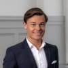 En profilbild av fastighetsmäklare Filip Ljungström