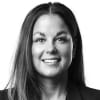 En profilbild av fastighetsmäklare Emelie Edergard