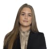 En profilbild av fastighetsmäklare Julia Persson Rékalos