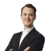 En profilbild av fastighetsmäklare Hampus Auoja Hugosson