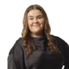 En profilbild av fastighetsmäklare Tilda Johansson