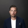 En profilbild av fastighetsmäklare Joakim Qvänsel